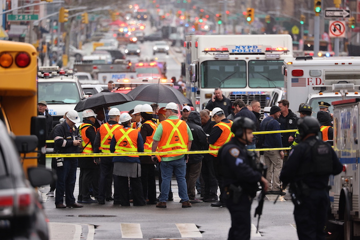 Funcionarios Del Departamento De Policía Y Bomberos De La Ciudad De Nueva York En La Escena De Un Tiroteo Múltiple Reportado En Una Estación Del Metro Este De Abril De