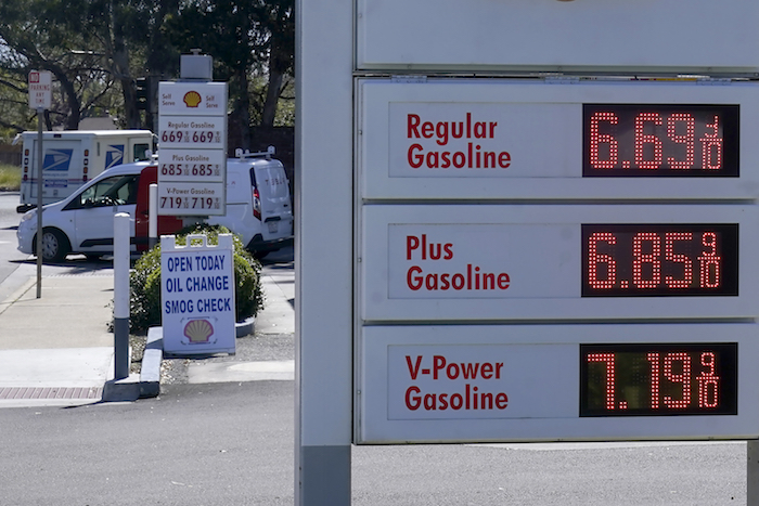 Un anuncio muestra los precios del combustible en una gasolinera de Menlo Park, California, el 21 de marzo de 2022.