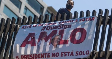 Propaganda a favor del Presidente de México, Andrés Manuel López Obrador, para el proceso de Revocación de Mandato, en un puente de la capital del país.