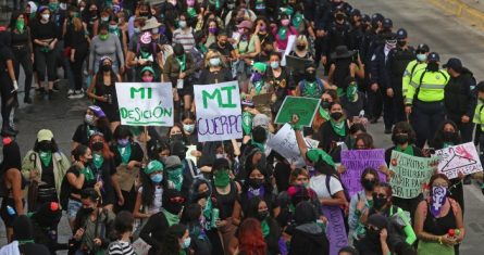 Decenas de feministas marchan hacia el centro de la ciudad para manifestarse por la despenalización del aborto en el estado de Jalisco.