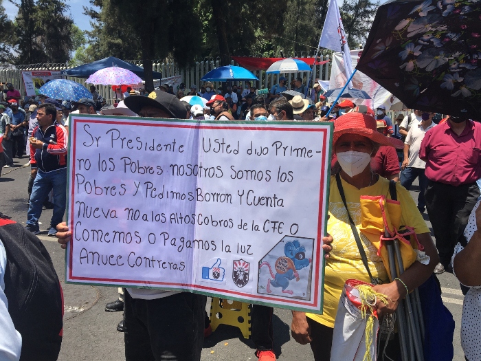 Los Manifestantes Se Encuentran Afuera De La Cámara De Diputados En Donde Se Discutirá La Reforma Eléctrica Propuesta Por El Presidente López Obrador