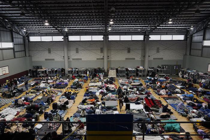 Refugiados ucranianos esperan en un gimnasio, el 5 de abril de 2022, en Tijuana, México.