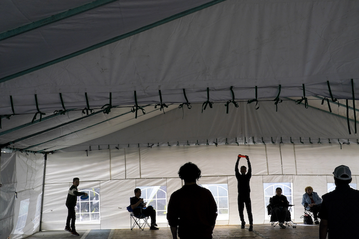 Refugiados ucranianos juegan con frisbees mientras esperan en un gimnasio, el 5 de abril de 2022, en Tijuana, México. 