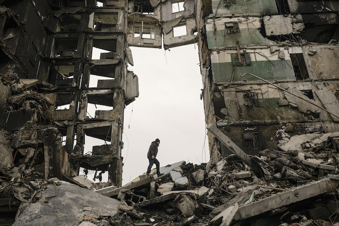 Un residente busca sus pertenencias en un edificio de apartamentos destruido durante los combates entre las fuerzas ucranianas y rusas en Borodyanka, Ucrania, el martes 5 de abril de 2022.