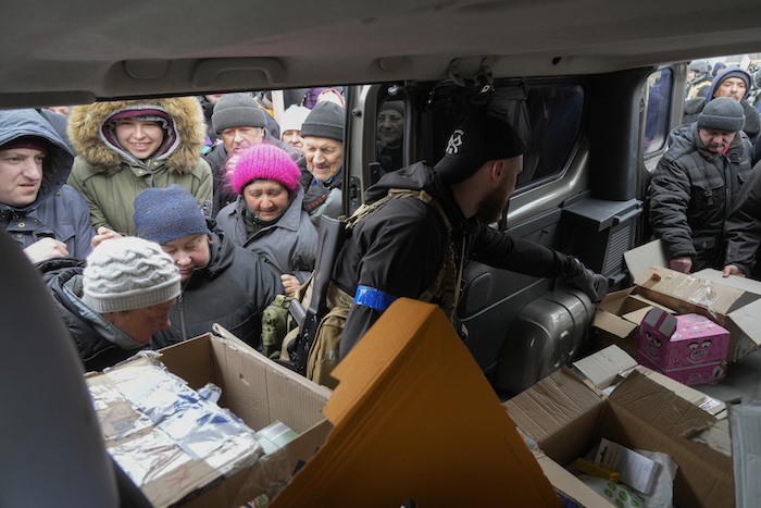 Residentes locales reciben ayuda humanitaria de voluntarios el martes 5 de abril de 2022 en Bucha, cerca de Kiev, Ucrania.