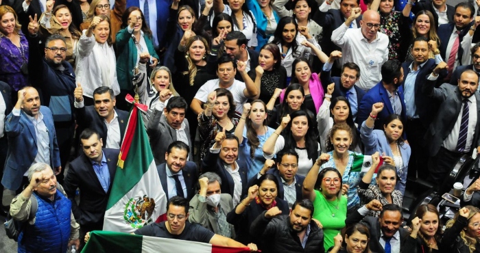 Celebración de la bancada del PAN al término de la sesión donde se discutió la Reforma Eléctrica.