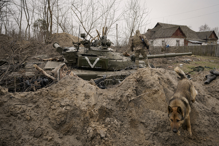 Un soldado ucraniano camina sobre un tanque abandonado del ejército ruso en Andriivka, Ucrania, el martes 5 de abril de 2022.