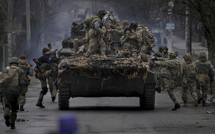 Soldados Ucranianos Suben a Un Vehículo Blindado En Las Afueras De Kiev Ucrania El Sábado De Abril De Tras El Retiro De Las Fuerzas Rusas De Los Alrededores De La Capital