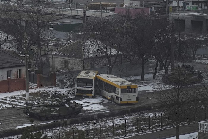 En esta imagen del viernes 11 de marzo de 2022, tanques del ejército ruso avanzan por las calles a las afueras de Mariúpol, Ucrania.