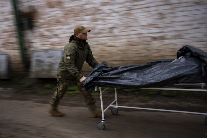 Darrell Loveless Traslada Cadáveres De Los Camiones Refrigerados a La Morgue En Bucha En Las Afueras De Kiev El Lunes De Abril De