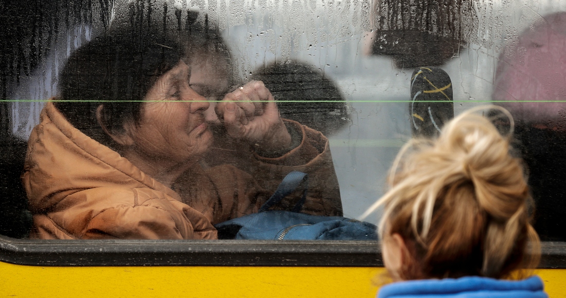 Una mujer hace un gesto en el autobús en el que ha llegado a Zaporiyia. Esta ciudad del centro este de Ucrania se ha convertido en el lugar al que llegan la mayor parte de personas que huyen de Mariúpol y las localidades cercanas controladas por el ejército ruso.