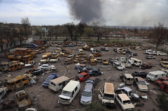 Vehículos Dañados Y Quemados En Una Parte Destruida De La Planta Siderúrgica Illich Iron Steel Works Mientras Al Fondo Se Eleva Una Columna De Humo De La Siderúrgica Azovstal Durante Intensos Combates En Una Zona Controlada Por Las Fuerzas De Separatistas Prorrusos El Lunes De Abril De En Mariúpol Ucrania