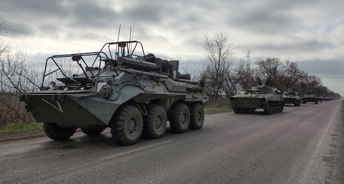 Una Columna De Vehículos Militares Rusos Se Desplaza Por Una Carretera En Una Zona Controlada Por Fuerzas Separatistas Apoyadas Por Moscú Cerca De Mariúpol Ucrania El Sábado De Abril De