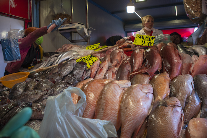 Vendedores De Pescado Ofrecen Sus Productos El De Abril De En El Mercado De Pescados Y Mariscos La Viga En Ciudad De México méxico