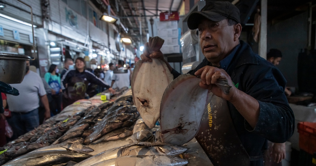 Vendedores de pescado ofrecen sus productos el 12 de abril de 2022, en el mercado de pescados y mariscos La Viga, en Ciudad de México (México).