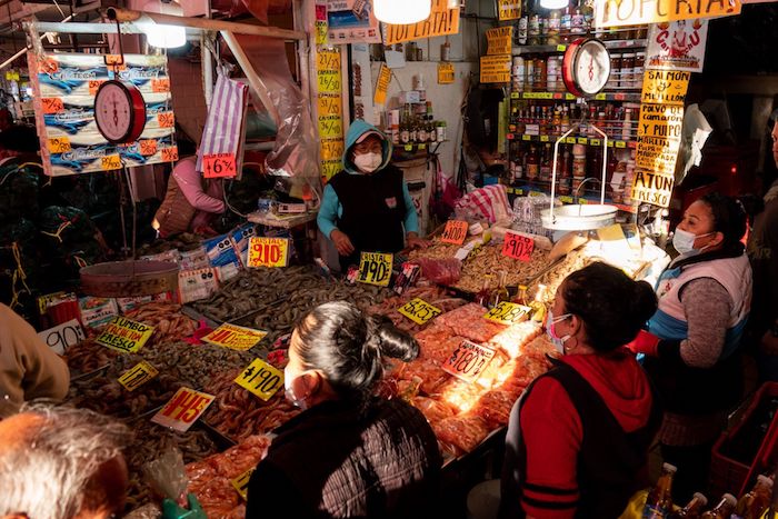 Desde Las Primeras Horas Del Día Capitalinos Y Comerciantes De Pescados Y Mariscos De La Nueva Viga En La Central De Abastos Se Encuentran Para Adquirir Y Ofertar Sus Productos En Estos últimos Días De La Cuaresma Y Previo a La Celebración Del Jueves Y Viernes Santo