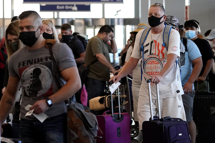 Viajeros Formados En El Aeropuerto Internacional De O'Hare, en Chicago, el 2 de julio del 2021.