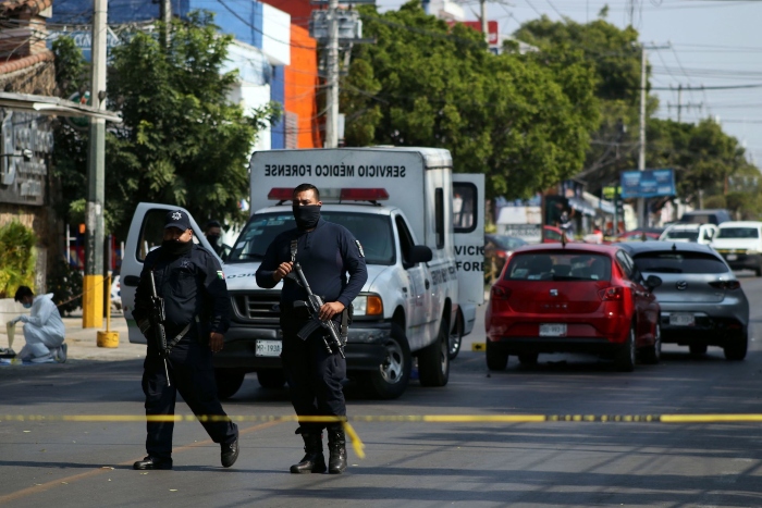 En esta imagen de 2020, autoridades vigilan la zona en donde un hombre fue asesinado a balazos cuando conducía por las calles de Cuernavaca, Morelos.