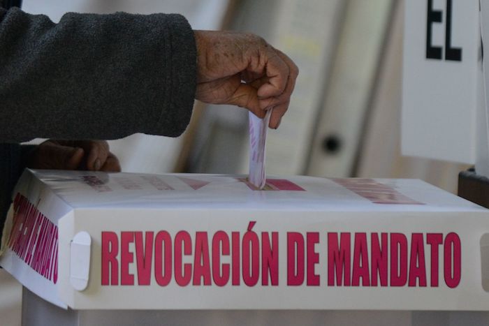 Vecinos de la Alcaldía Iztacalco, en la Ciudad de México, acuden a las casillas instaladas por el Instituto Nacional Electoral (INE) para emitir su voto para la consulta de Revocación de Mandato de Andrés Manuel López Obrador.