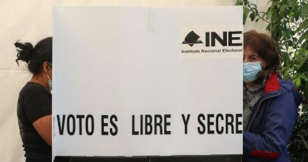 Ciudadanos acuden a casillas para emitir su voto ante la consulta de Revocación de Manato.