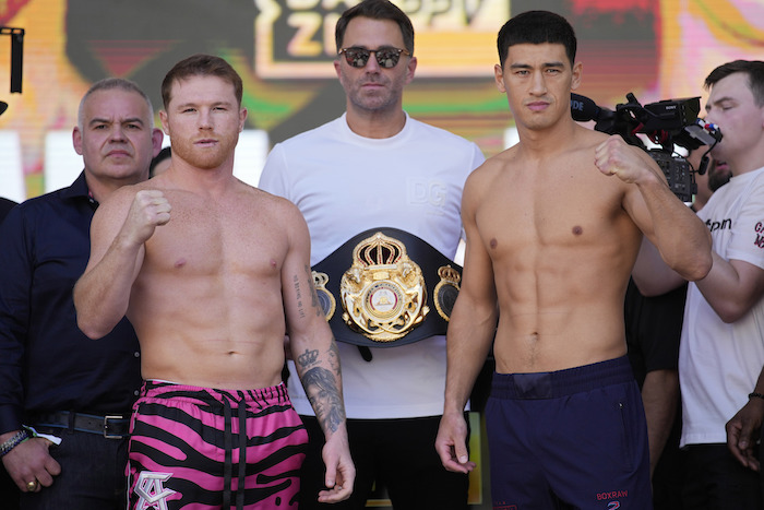 El Mexicano Saúl canelo Álvarez a La Izquierda Y El Ruso Dmitry Bivol a La Derecha Posan Al Lado Del Promotor Eddie Hearn Durante La Ceremonia De Pesaje El Viernes De Mayo De En Las Vegas