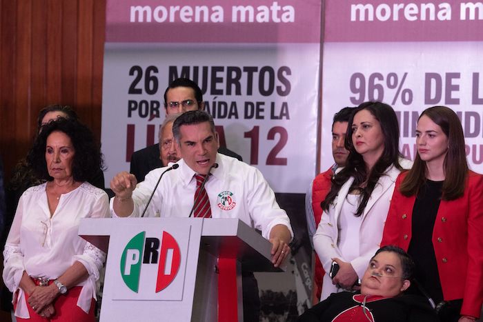 Alejandro Moreno Cárdenas, dirigente nacional del PRI, acompañado de diputados locales, ofrecieron una conferencia de prensa en la Ciudad de México.