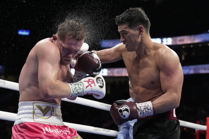 El Ruso Dmitry Bivol Asesta Un Puñetazo Al Mexicano Saúl canelo Álvarez El Sábado De Mayo De En Las Vegas