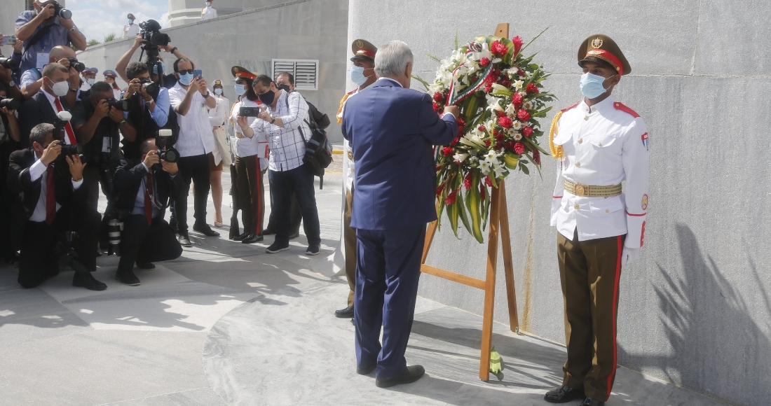 El Presidente de México, Andrés Manuel López Obrador, depositó este domingo una ofrenda floral en el Monumento a José Martí de la icónica Plaza de la Revolución de La Habana.