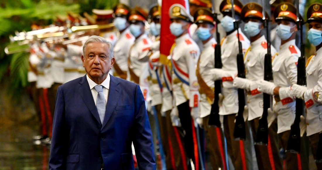 El Presidente de México, Andrés Manuel López Obrador (i), fue registrado este domingo al ser recibido por su homólogo cubano, Miguel Díaz-Canel (fuera de cuadro), en el Palacio de la Revolución, en La Habana (Cuba).