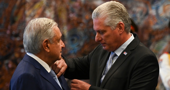 El Presidente mexicano Andrés Manuel López Obrador es condecorado por su homólogo cubano Miguel Díaz-Canel con la orden José Martí en el Palacio de la Revolución en La Habana, Cuba, el domingo 8 de mayo de 2022.