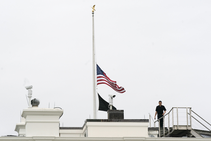 Una Bandera Estadounidense Ondea a Media Asta En La Casa Blanca Washington El Martes De Mayo De