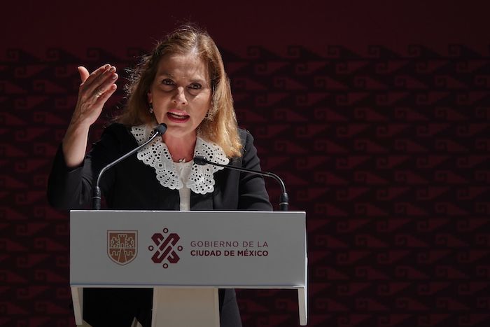 Beatriz Gutiérrez Müller, esposa del Presidente Andrés Manuel López Obrador, durante la ceremonia del 193 Aniversario luctuoso de Josefa Ortíz de Domínguez, realizado en la estatua de bronce en Avenida Reforma.