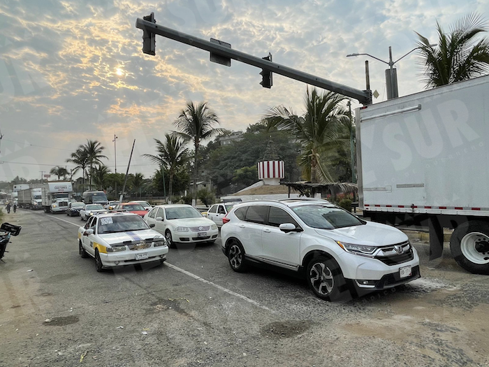 Los familiares de Yoseline recibieron la noticia en el bloqueo que mantenían en la carretera Acapulco-México en Paso Limonero, mismo que fue retirado esta mañana, luego de instalarse el viernes al medio día.