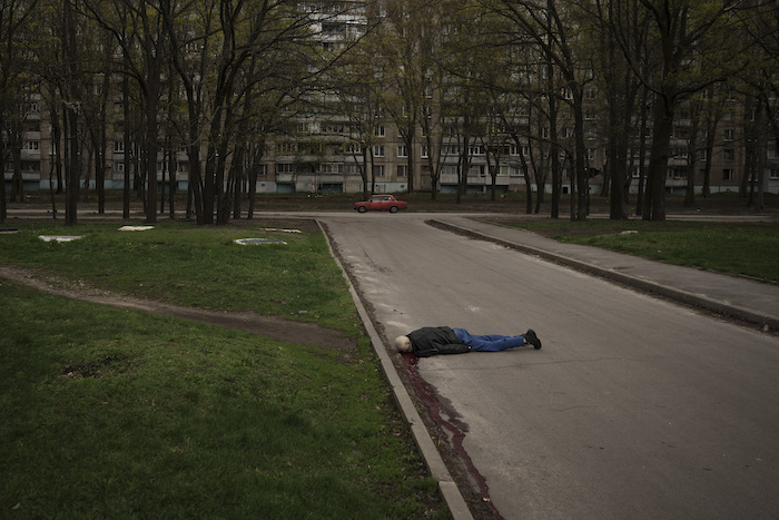 En Esta Imagen Del De Abril De Se Ve El Cadáver De Un Hombre Que Murió Durante Una Ofensiva Rusa En Una Calle De Un Vecindario Residencial En Járkiv Ucrania