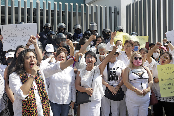 Colectivos Feministas Y Mujeres Protestaron Al Exterior De La Fiscalía General Del Estado fge Para Exigir Justicia Por El Asesinato De La Activista Y Abogada Cecilia Monzón En El Estado De Puebla méxico