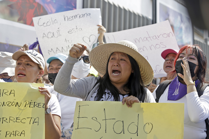 Colectivos Feministas Y Mujeres Protestaron Al Exterior De La Fiscalía General Del Estado fge Para Exigir Justicia Por El Asesinato De La Activista Y Abogada Cecilia Monzón En El Estado De Puebla méxico