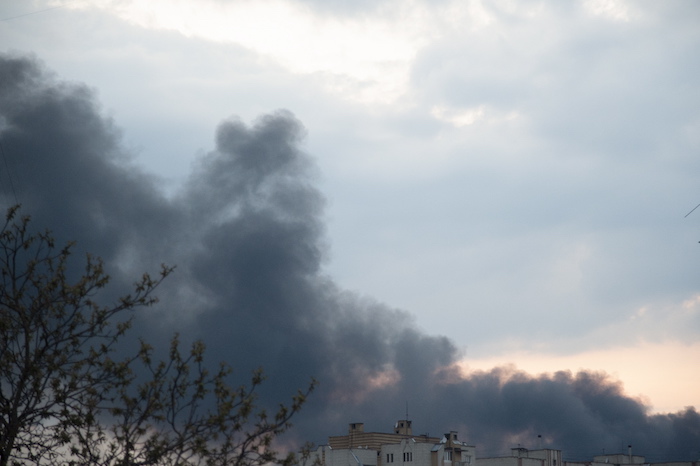 Una columna de humo se elevaba hacia el cielo en la ciudad ucraniana de Leópolis, tras un ataque ruso en la tarde del martes 3 de mayo.