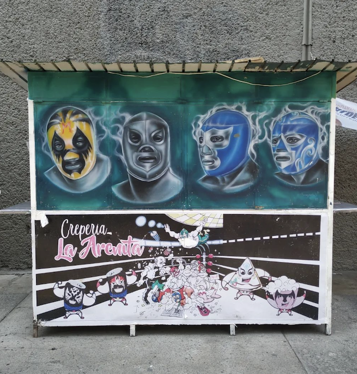 Crepería En La Alcaldía Cuauhtémoc Con La Imagen De Varios Luchadores En Su Exterior