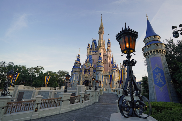 La foto muestra el castillo de Cenicienta en el 50 aniversario de Walt Disney World, 30 de agosto de 2021 en Lake Buena Vista, Florida.