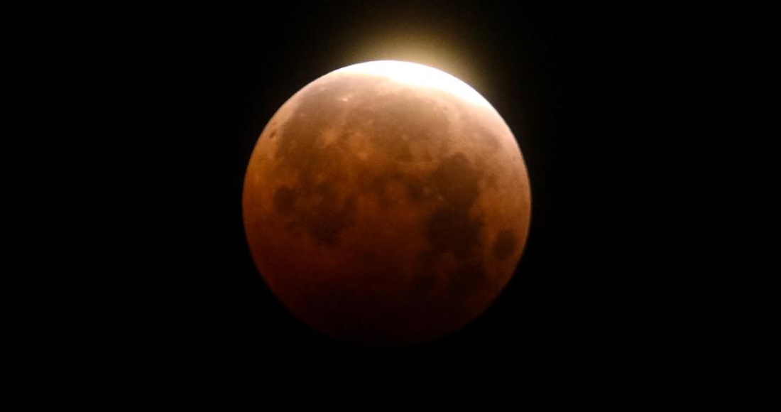 La Luna luce iluminada durante un eclipse lunar total el miércoles 26 de mayo de 2021, en Santa Mónica, California. Foto: Ringo H.W. Chiu, AP.