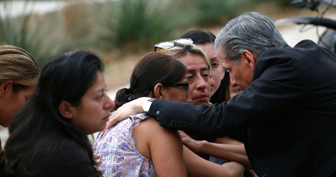 El arzobispo de San Antonio, Gustavo García Seller, consuela a las familias en el exterior del Centro Cívico tras un letal tiroteo en la escuela primaria Robb, en Uvalde, Texas, el 24 de mayo de 2022.