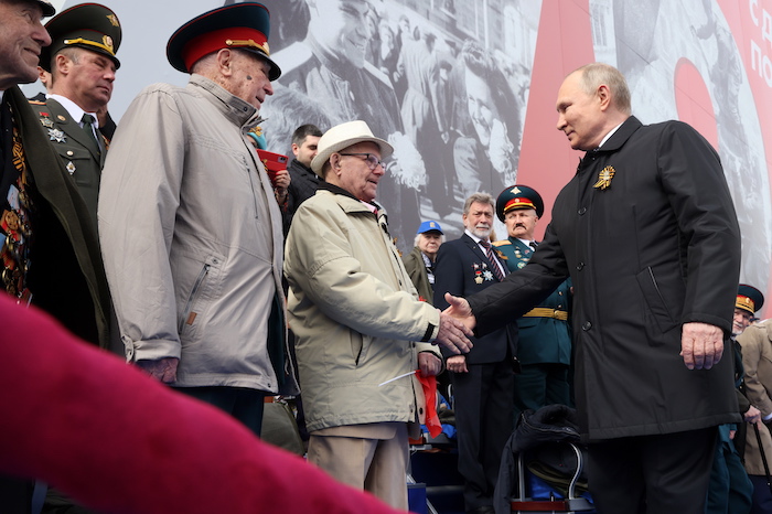 El Presidente Ruso Vladímir Putin d Saluda a Un Veterano Durante El Desfile Del Día De La Victoria En La Plaza Roja De Moscú