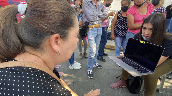 Otra aseguró que intervino para evitar que su hija menor fuera golpeada de forma brutal y sostuvo tener golpes en la espalda realizados por las mujeres policías que intervinieron tras la protesta.