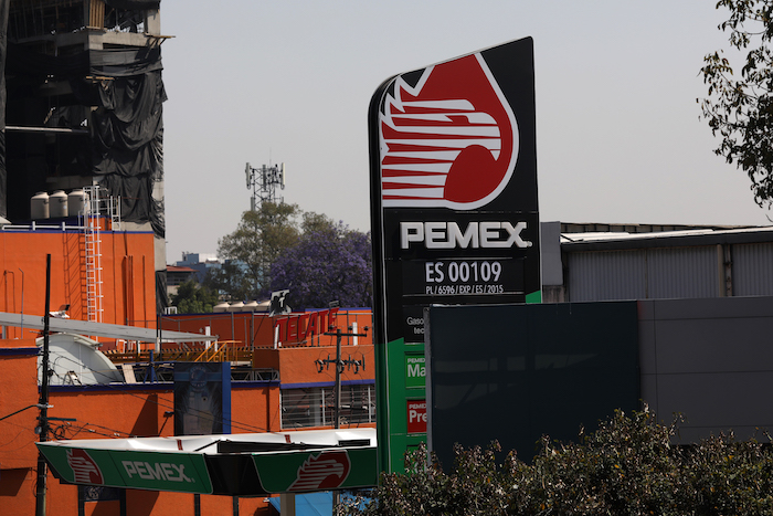 Fotografía de archivo fechada el 28 de febrero de 2022 que muestra una gasolinera de Petróleos Mexicanos en Ciudad de México (México).