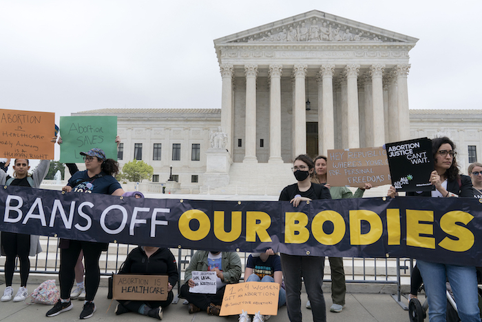 Un Grupo De Personas Protesta Afuera De La Corte Suprema De Estados Unidos El Martes De Mayo De En Washington