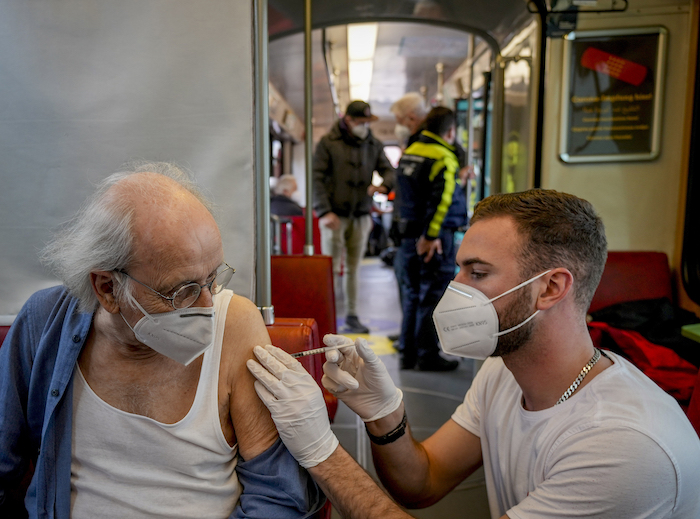 Un hombre de 85 años recibe una dosis de refuerzo de la vacuna contra la COVID-19 en uno de los llamados centros de "vacunación exprés" en el centro de Fráncfort, Alemania, el 4 de noviembre de 2021.