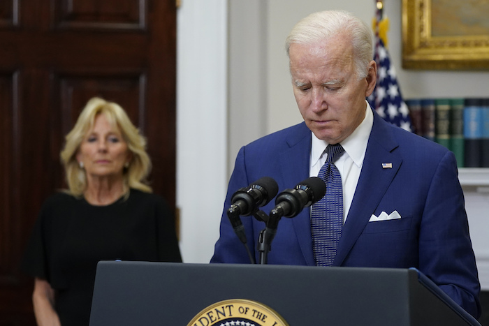 El Presidente Joe Biden hace una pausa mientras habla sobre un tiroteo en una escuela primaria de Texas, en la Sala Roosevelt de la Casa Blanca, en Washington, el martes 24 de mayo de 2022.