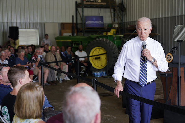 El Presidente Joe Biden habla en un evento en Kankakee, Illinois, 11 de mayo de 2022. Biden es el anfitrión de una cumbre global sobre el coronavirus cuando EU se acercaba al millón de muertes el jueves 12 de mayo de 2022.