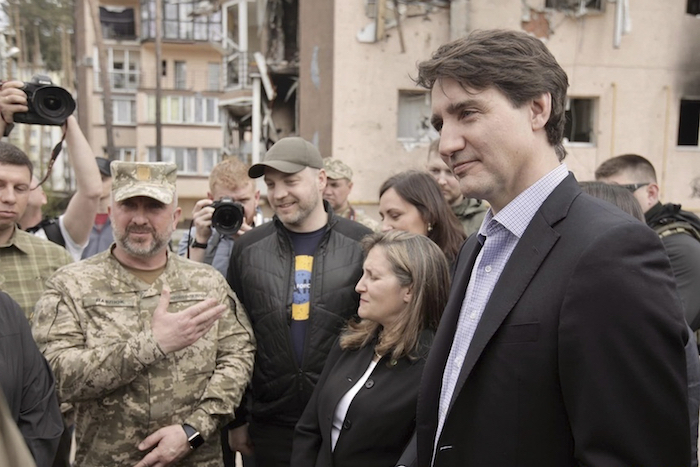 El Primer Ministro canadiense, Justin Trudeau (d), llegó este domingo a Ucrania en una visita no anunciada.