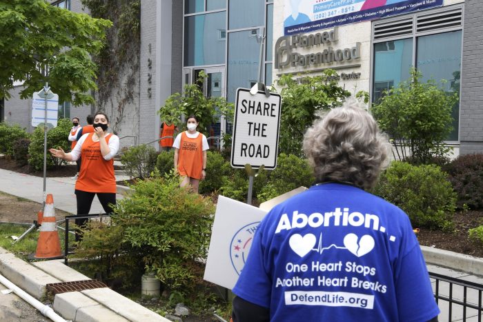 Una Manifestante En Contra Del Aborto Protesta Ayer Frente La Entrada Del Centro Carol Whitehill Moses De La Organización Planned Parenthood En Washington eu